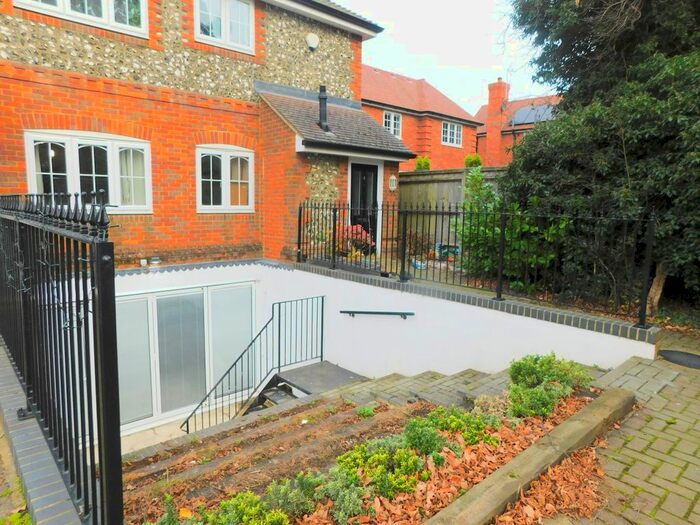 1 Bedroom Flat To Rent In Paddock Gate, North Street, Winkfield SL4