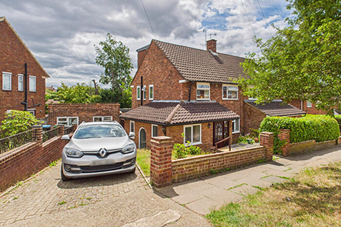 4 Bedroom Semi-Detached House For Sale In Fairway, Hemel Hempstead, HP3