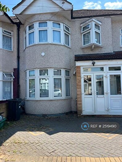 4 Bedroom Terraced House To Rent In Cotswold Gardens, Ilford, IG2