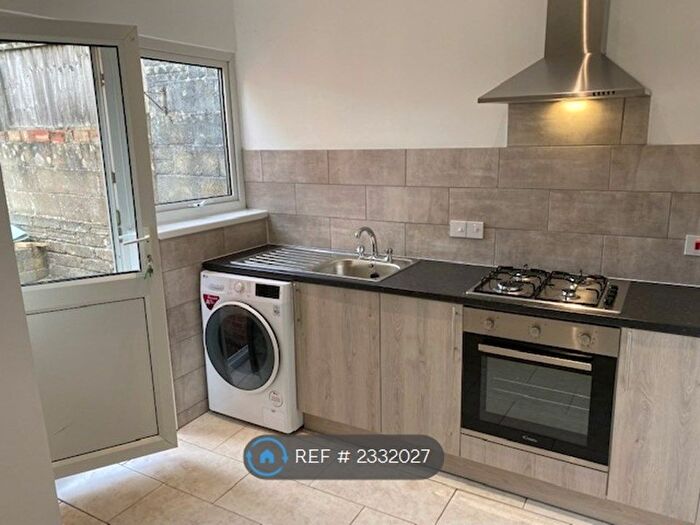 3 Bedroom Terraced House To Rent In Kingshill Road, Swindon, SN1