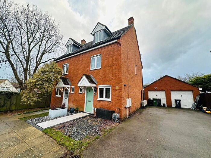 3 Bedroom Semi-Detached House For Sale In Foxholes Close, Deanshanger, MK19