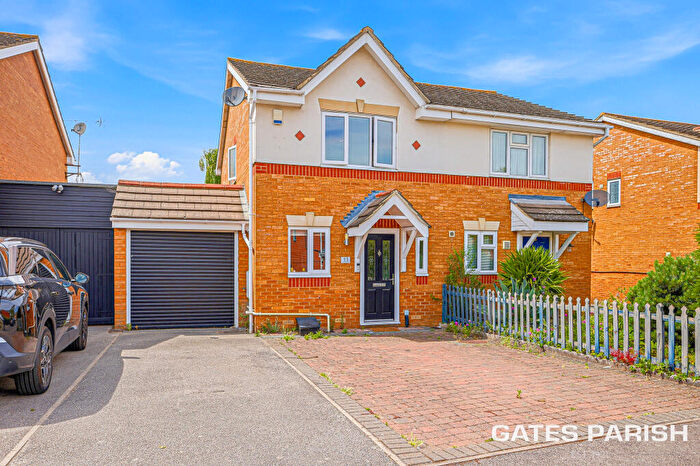 2 Bedroom Semi-Detached House For Sale In Collingwood Road, Rainham, RM13