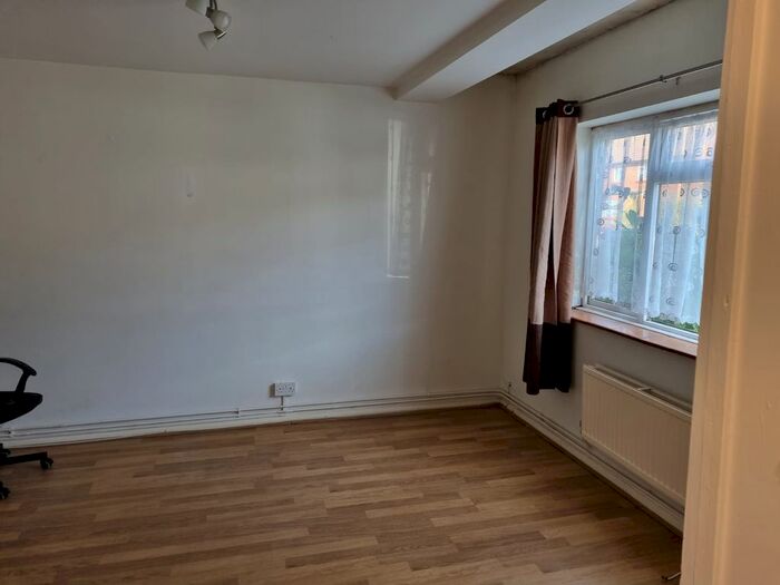 2 Bedroom Flat To Rent In Derwent Drive, Burnham, Slough SL1