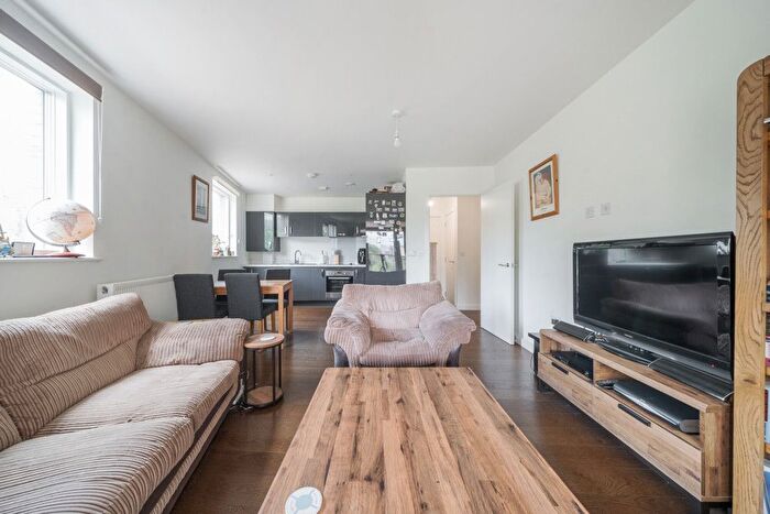 2 Bedroom Flat For Sale In Kenneth Way, Ealing, London, W5