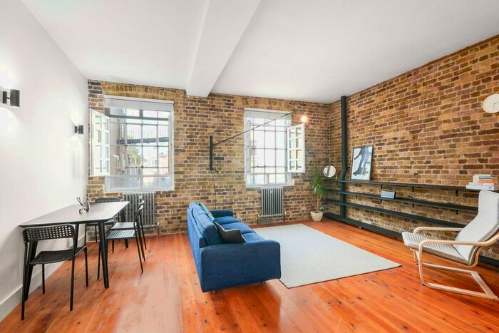 3 Bedroom Flat To Rent In Surrey Square, Elephant And Castle, London, SE17