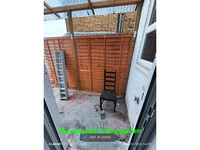 3 Bedroom End Of Terrace House To Rent In Stoke Road, Slough, SL2