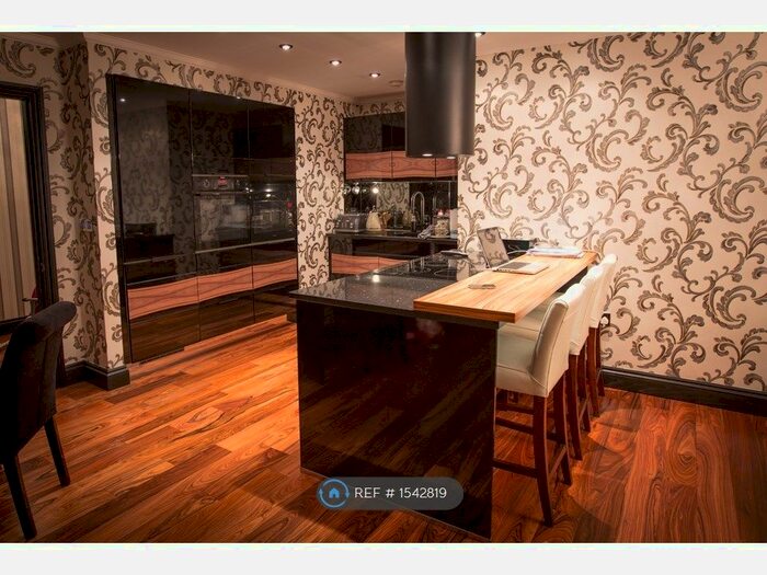 2 Bedroom Flat To Rent In Imperial Point, Salford, M50