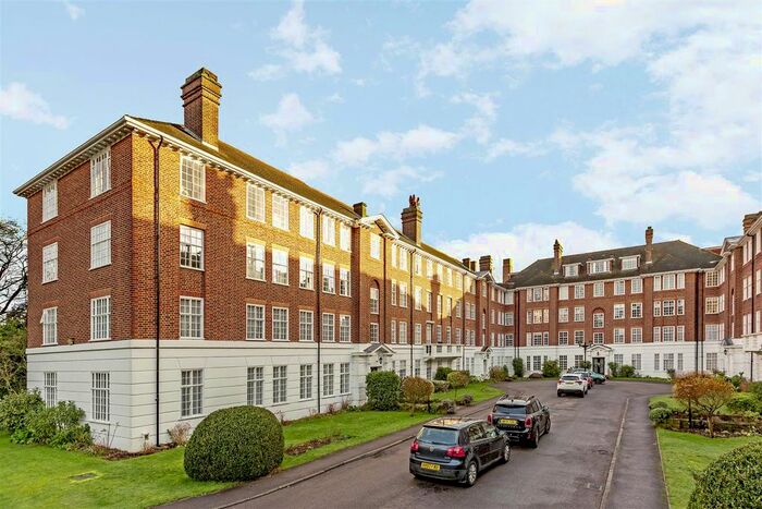 3 Bedroom Flat To Rent In Wimbledon Park Side, London, SW19