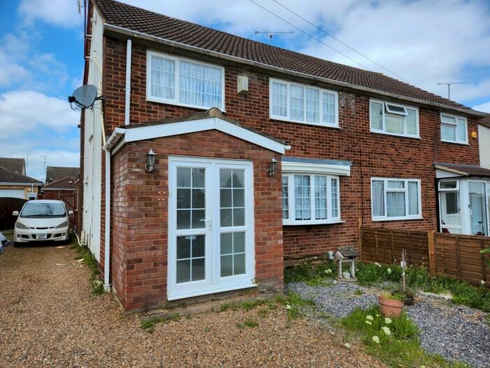 3 Bedroom Semi-Detached House To Rent In Stanton Road, Luton, LU4