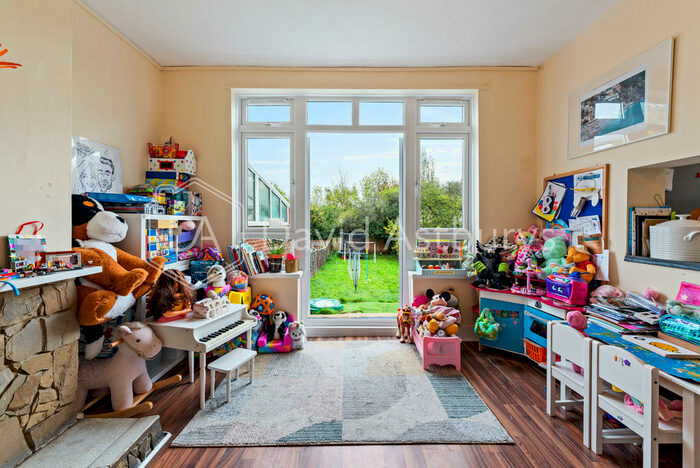 3 Bedroom Semi-Detached House To Rent In Durnsford Road, Bounds Green, London, N11