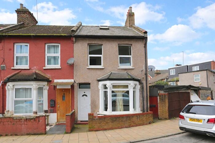2 Bedroom End Of Terrace House For Sale In Albany Road, Edmonton, N18