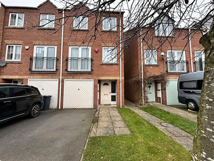 3 Bedroom End Of Terrace House To Rent In Little Holland Gardens, Nuthall, Nottingham, NG16