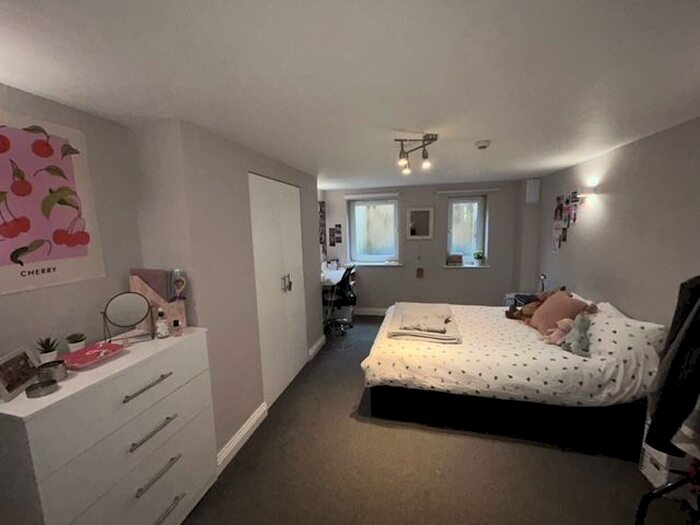 11 Bedroom Terraced House To Rent In Brudenell Road, Hyde Park, Leeds, LS6