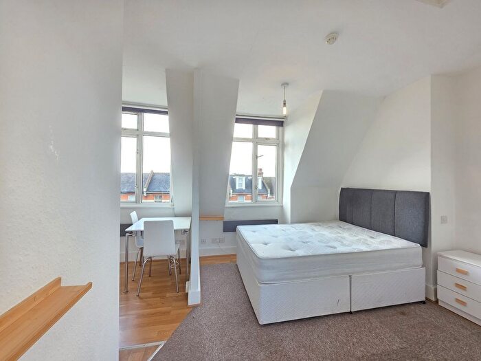 1 Bedroom Studio To Rent In C, Burlington Parade, Cricklewood, NW2