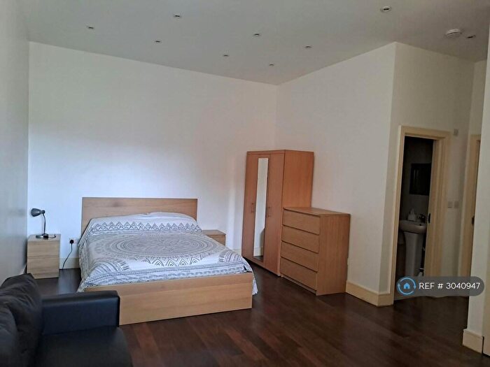 2 Bedroom Flat To Rent In Devonshire House, London, N8