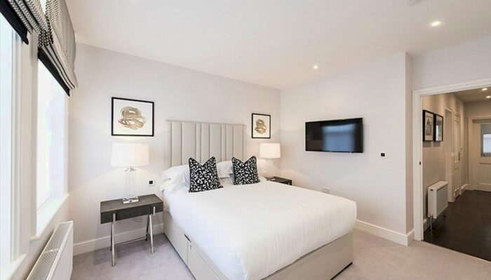 3 Bedroom Flat To Rent In Hamlet Gardens, London, W6