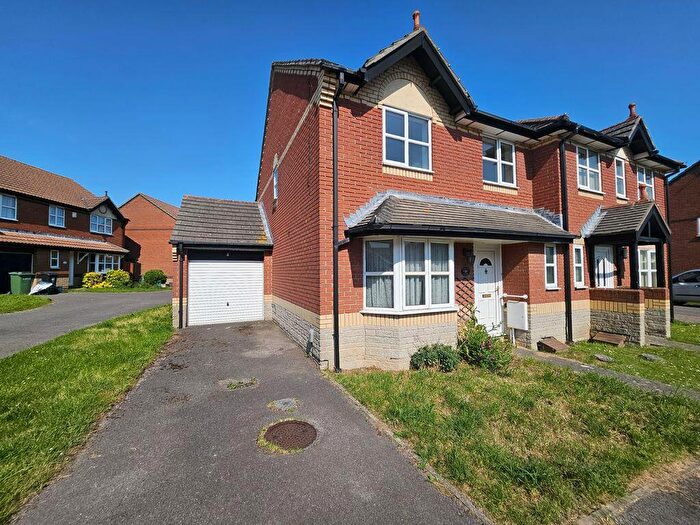 4 Bedroom Semi-Detached House To Rent In Cooks Close, Bristol, BS32