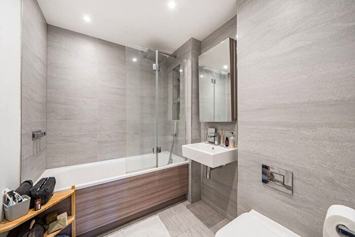 2 Bedroom Flat To Rent In Lismore Boulevard, Colindale, London, NW9