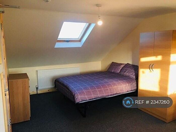 Studio To Rent In Bowes Road, London, N13