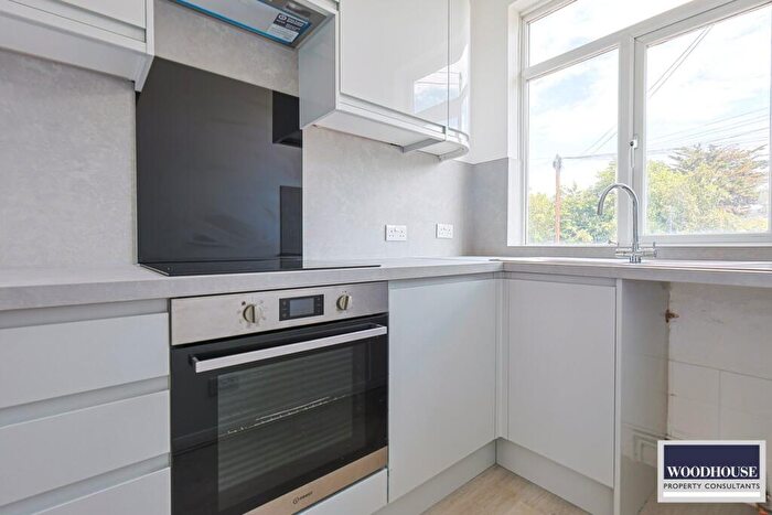 1 Bedroom Flat To Rent In Turners Hill, Cheshunt, EN8
