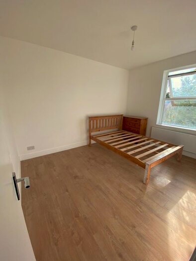 3 Bedroom Flat To Rent In Uxbridge Road, Shepherd's Bush, W12