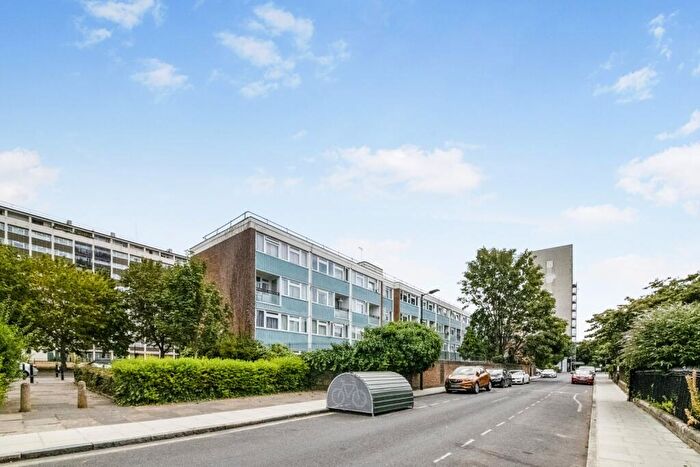 3 Bedroom Flat To Rent In Stanswood Gardens London, SE5