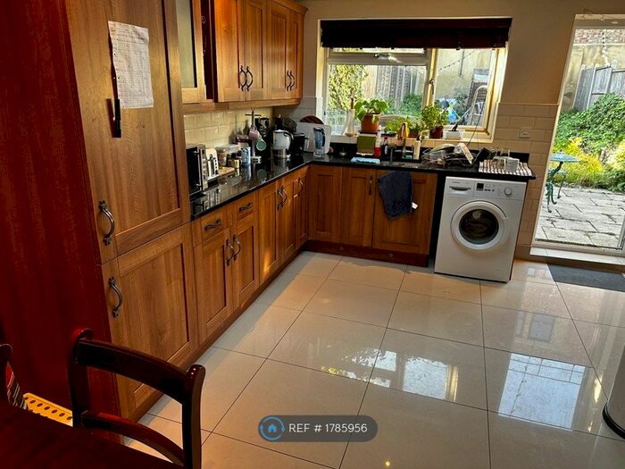 4 Bedroom Flat To Rent In Thistlewaite Road, London, E5