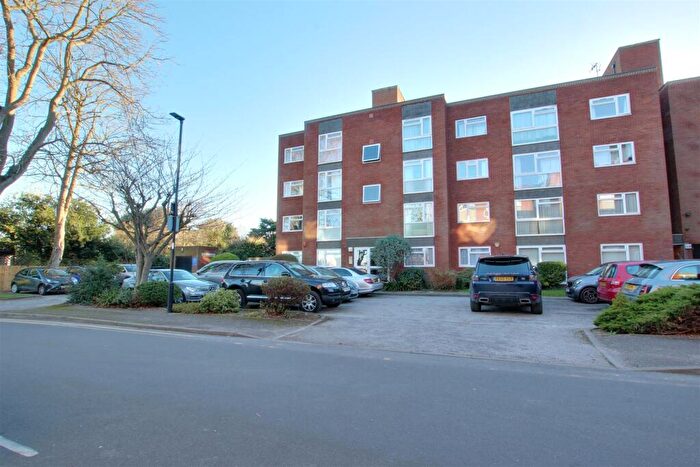 2 Bedroom Flat To Rent In Grange Gardens, London, N14