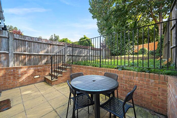 2 Bedroom Flat For Sale In Chaucer Road, London, W3