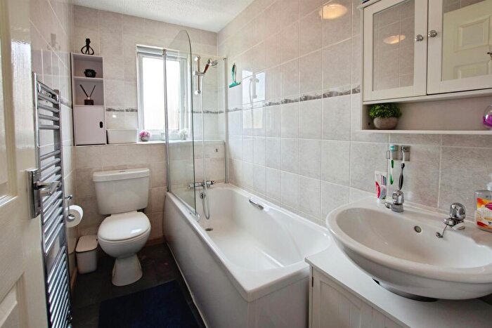 2 Bedroom Semi-Detached House For Sale In Wood Link, Nottingham, NG6