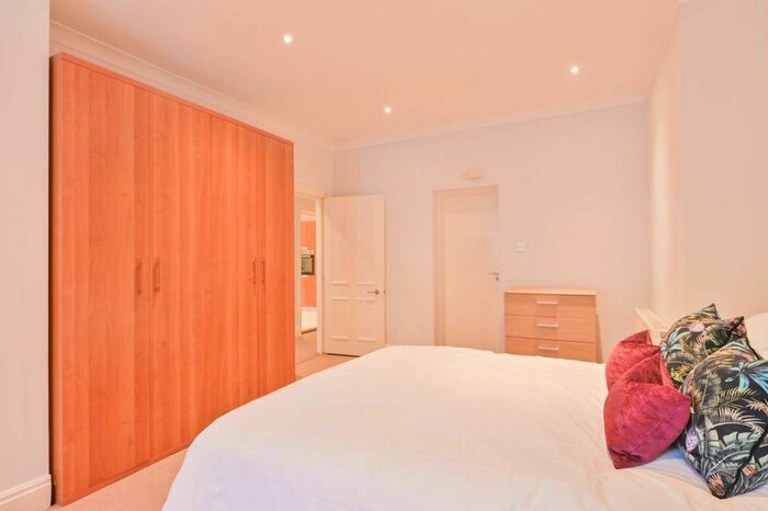 3 Bedroom Flat To Rent In Weymouth Mews, Marylebone, London, W1G