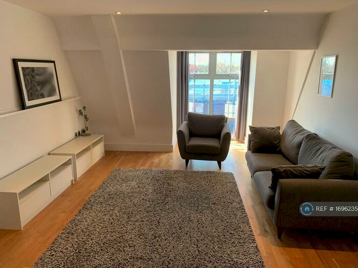 1 Bedroom Flat To Rent In Oakridge House, Gerrards Cross, SL9