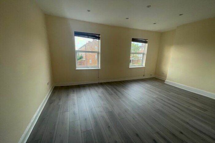 1 Bedroom Flat To Rent In Snakes Lane East, Woodford Green, IG8