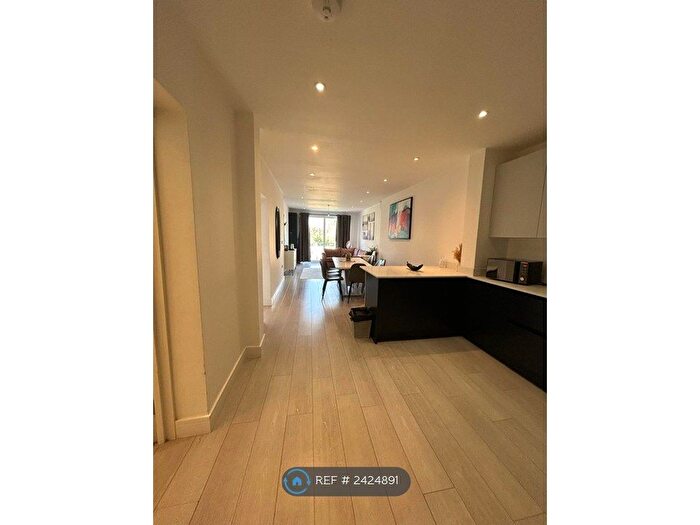 3 Bedroom Flat To Rent In Station Road, London, NW4