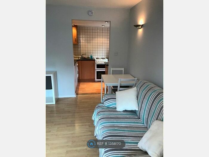 Studio To Rent In Langshott, Horley, RH6