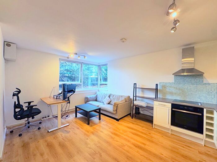 1 Bedroom Flat For Sale In Victoria Villas, Richmond, TW9