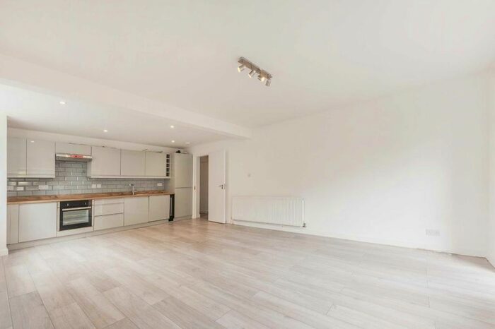 2 Bedroom Flat To Rent In Graham Road, London, SW19