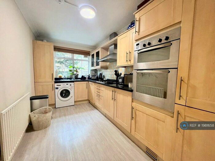 2 Bedroom Flat To Rent In Withdean Rise, Brighton, BN1