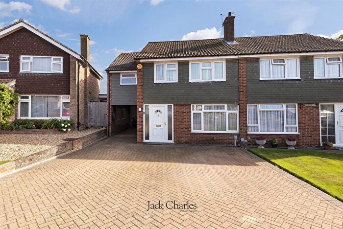 4 Bedroom Semi-Detached House For Sale In Fleming Way, Tonbridge, TN10