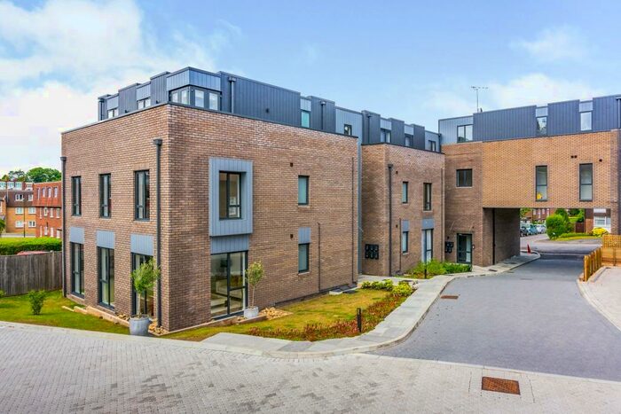 2 Bedroom Apartment To Rent In Syresham Gardens, Haywards Heath, RH16