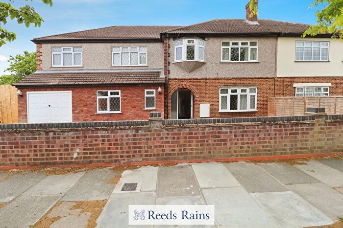 5 Bedroom Semi-Detached House To Rent In Moray Way, Romford, RM1