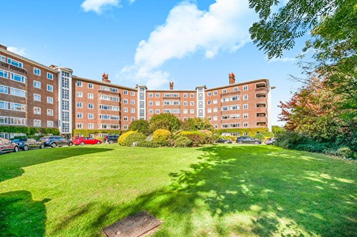2 Bedroom Flat For Sale In Queens Court, Queens Road, TW10