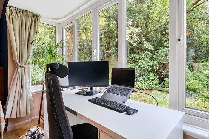 1 Bedroom Apartment For Sale In Linwood Close, London, SE5