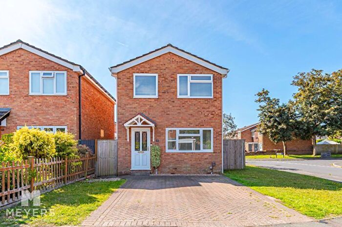 3 Bedroom Detached House For Sale In Woodstock Road, Burton, BH23