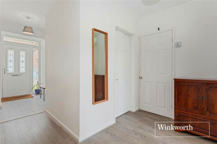1 Bedroom Apartment For Sale In Basing Way, Finchley, London, N3