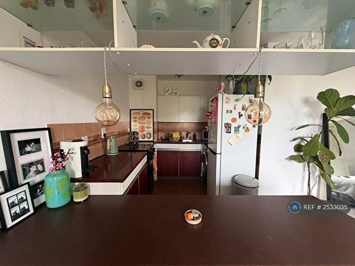 Studio To Rent In Frensham Court, London, NW4