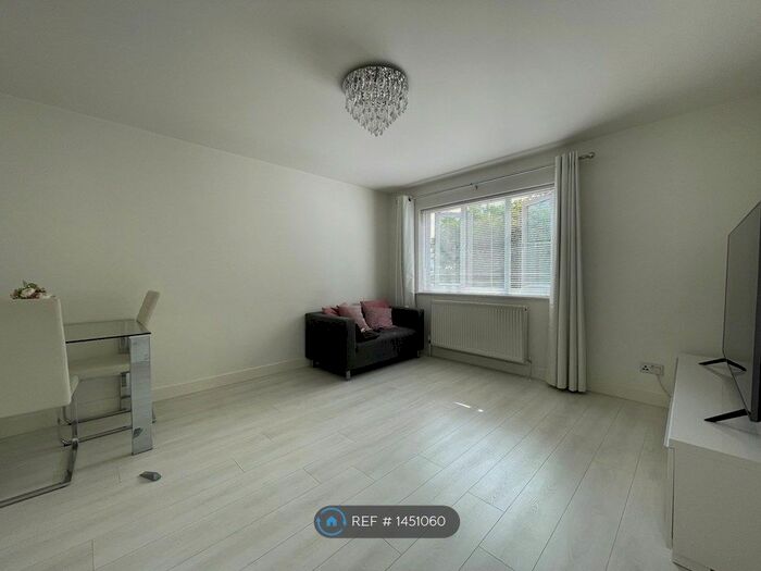 1 Bedroom Flat To Rent In Lorne Close, Slough, SL1