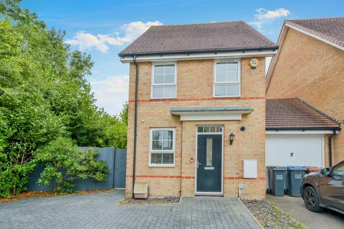 2 Bedroom Detached House For Sale In Peregrine Way, Hatfield, AL10