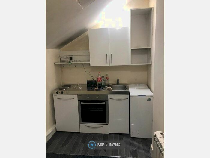 Studio To Rent In The Avenue, Worcester Park, KT4