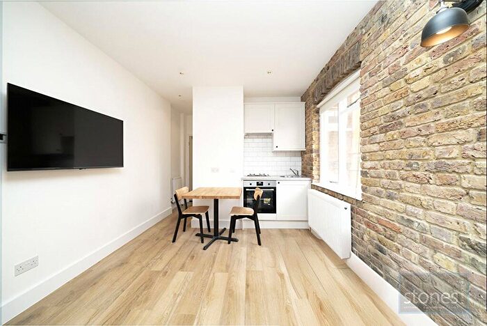 Apartment To Rent In Savernake Road, London, NW3